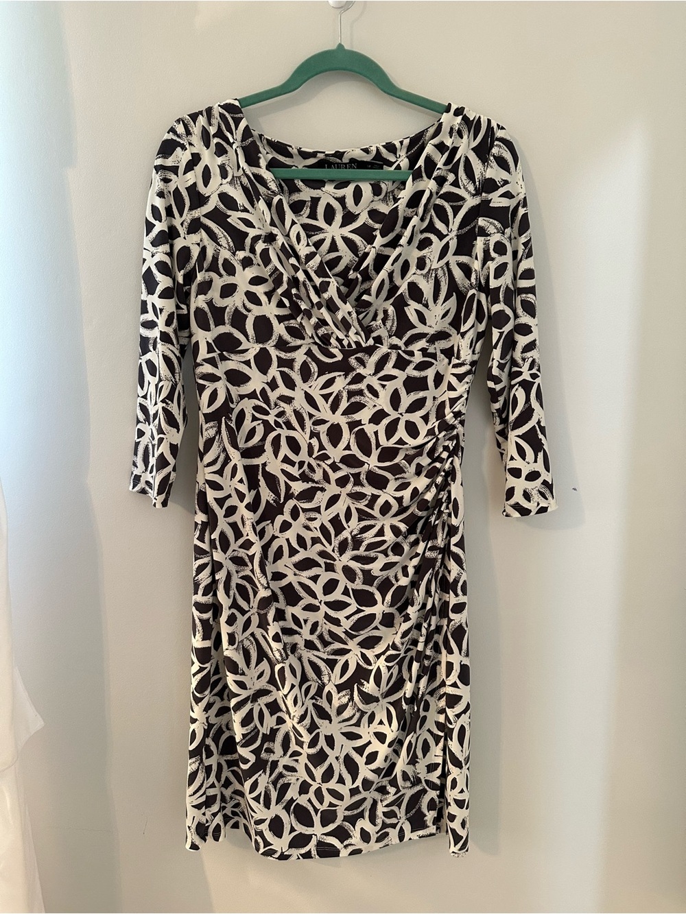 Lauren Ralph Lauren Sheath Dress 12 Black White Floral Ruched V-Neck 3/4 Sleeve